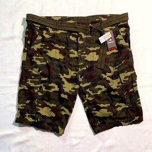 NWT Men’s Camo Cargo Shorts(with belt) Size 40